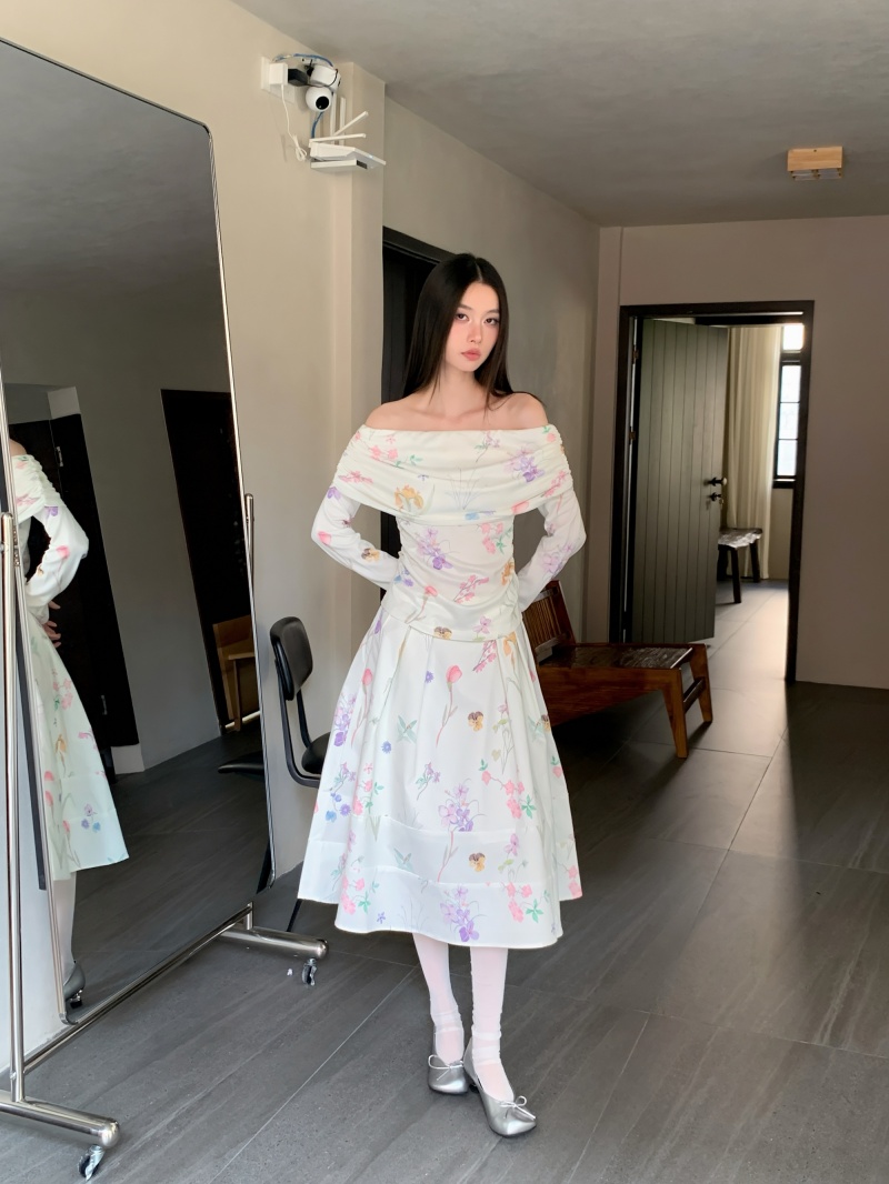 Hand-Painted Floral Print One-Shoulder Cowl Neck Knit Set - Image 4